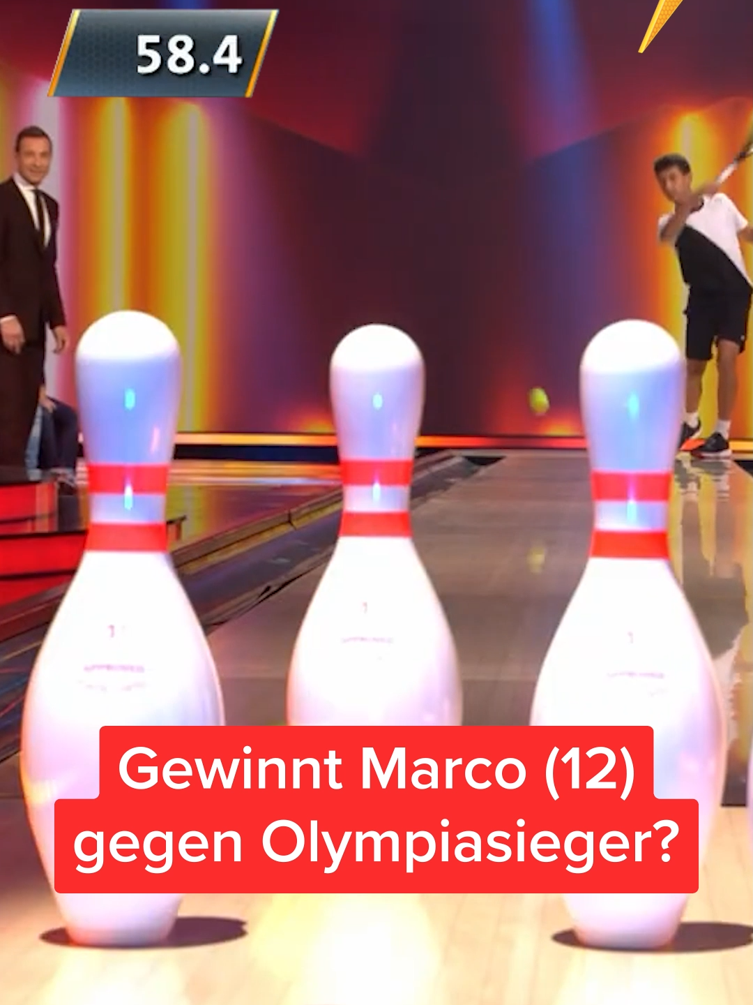 Jugendmeister Marco (12) gegen Olympiasieger @alexander_zverev97: Wer trifft mehr Bowling-Pins mit Tennisschläger und Tennisball?🎳😀 #Tennis #olympia #zverev #bowling #kleingegengross