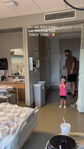 we’ve waited for this moment for so long💕 my babies meeting each other 🥹 #siblingsmeeting#toddlermeetsbaby#newborn#girlmom#momof2#mom#baby#bigsis#lilsis#growingupraisingyou 