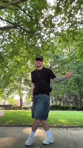 Kept it chill in London🇬🇧 @𝗬𝗼𝘂𝗻𝗴𝗩𝗮𝗺𝗽𝗟𝗶𝗳𝗲  #foryou #paratii #london #england #europe #dance #dancer #dancers #foryoupage #foryourpage 