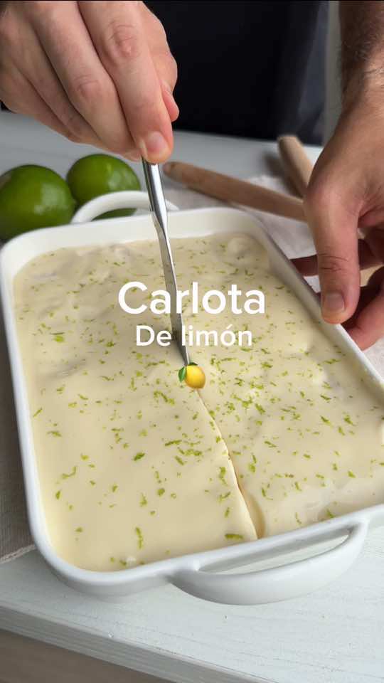 CARLOTA DE LIMÓN 🍋🤤 Si te gustó esta receta sígueme @danielgalvezfood 👨🏻‍🍳 En la parte de abajo te dejo los ingredientes y las cantidades 👇 -2 tazas de crema de leche  -2 tazas de leche condensada  -1/2 taza de zumo de limón  -Galletas ducales o Macarena ————————————————————————————— #danielgalvezfood #danielgalvezrecetas #postredelimon #carlota #carlotadelimon #postressaludables #postresfaciles #recetasconpocosingredientes #postrecongalletas #postretresleches 