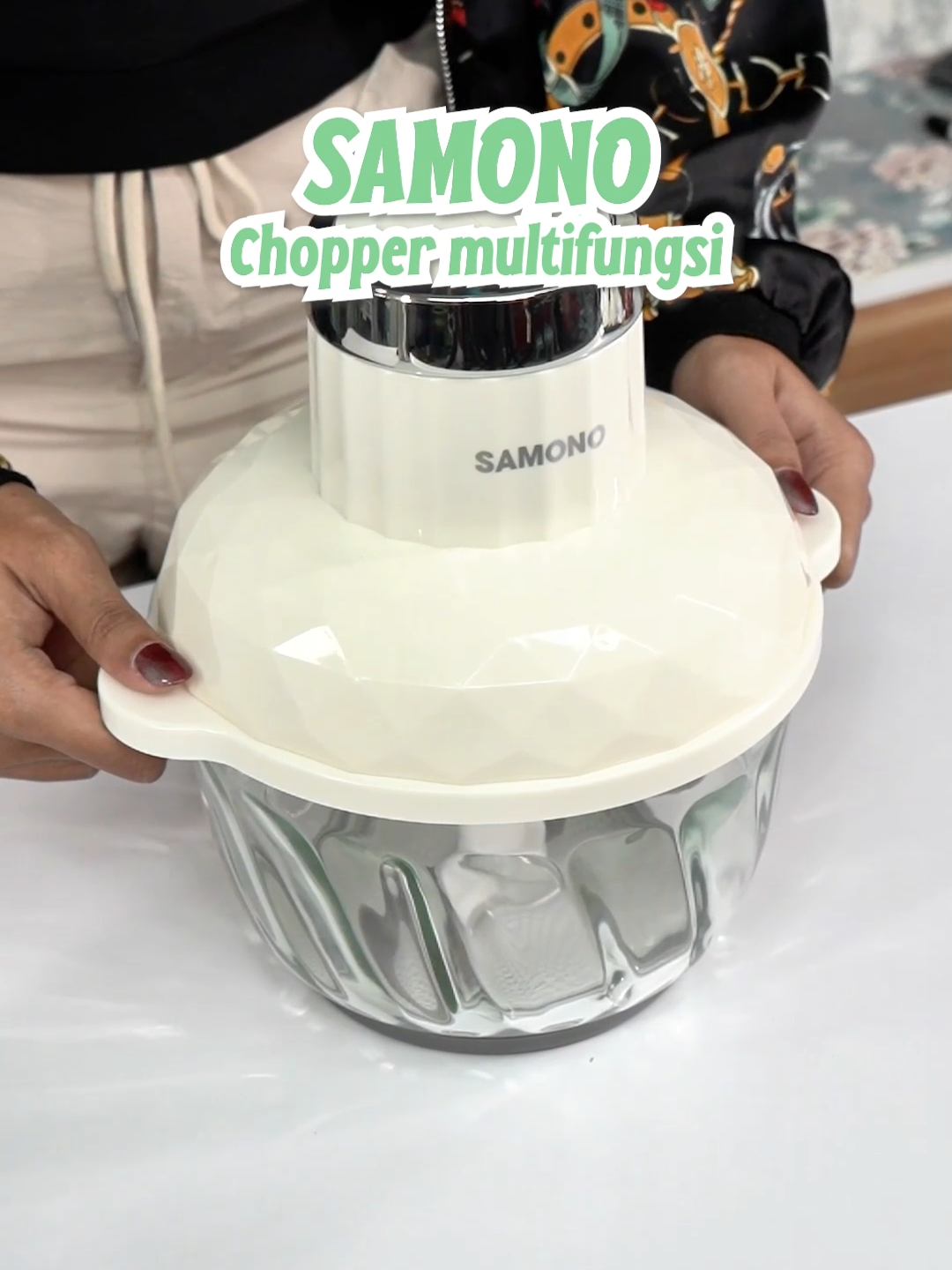 Chopper kaca dengan kapasitas 2L ini dapat dengan sangat mudah menghaluskan berbagasi jenis daging, sayuran, dan bumbu dapur lainnya. #samono #samonoindonesia #chopper #choppersamono