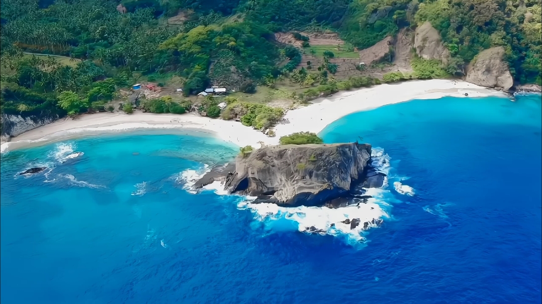 Kalau ada kesempatan, saya akan balik lagi kesini. 😌 📍Koka Beach, Kab. Sikka, Nusa Tenggara Timur. . . #TTPetualangPro #kaicenat #serunyaliburan #jelajahliburan #kokabeachmaumereflores #nusatenggaratimur #indonesia🇮🇩 