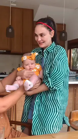 luna maya dengan anak dari sahabatnya #lunamaya 