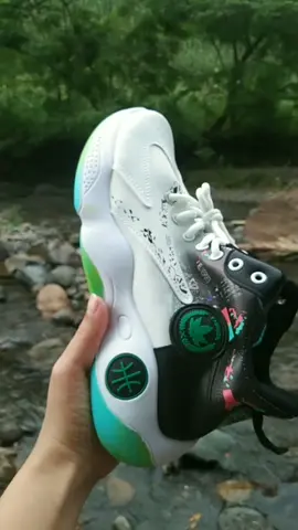 Basketball shoes for men ‼️ what you see is what you get 🤩  #trending  #fyp  #trendingvideos  #foryoupage  #rainbowshoesfashion 