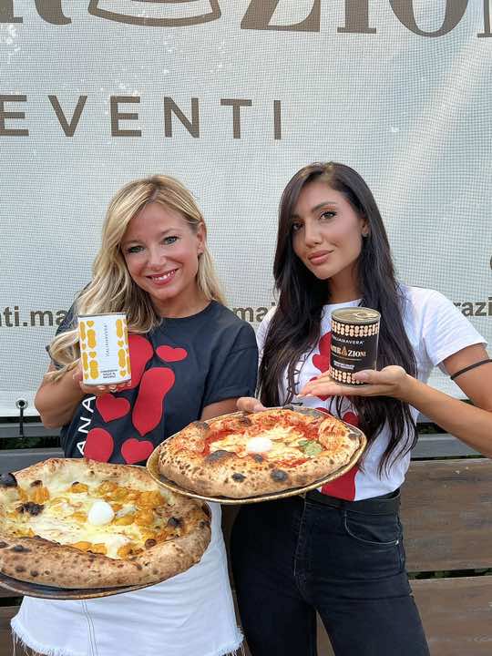 A Pizza è femmena ! Si ma a pummarola pure . Siamo lieti di annunciare una nuova collaborazione , tutta al femminile . @ITALIANAVERA sughi è nuovo fornitore ufficiale  di pomdoro della nostra pizzeria . Un’azienda che come noi tiene al territorio e alla qualità . 