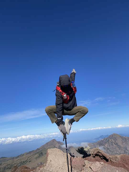 melayang abangkuuu 🥷 #fyp #foryoupage #pendakigunung #pendaki #pendakiindonesia #gunung #rinjani 