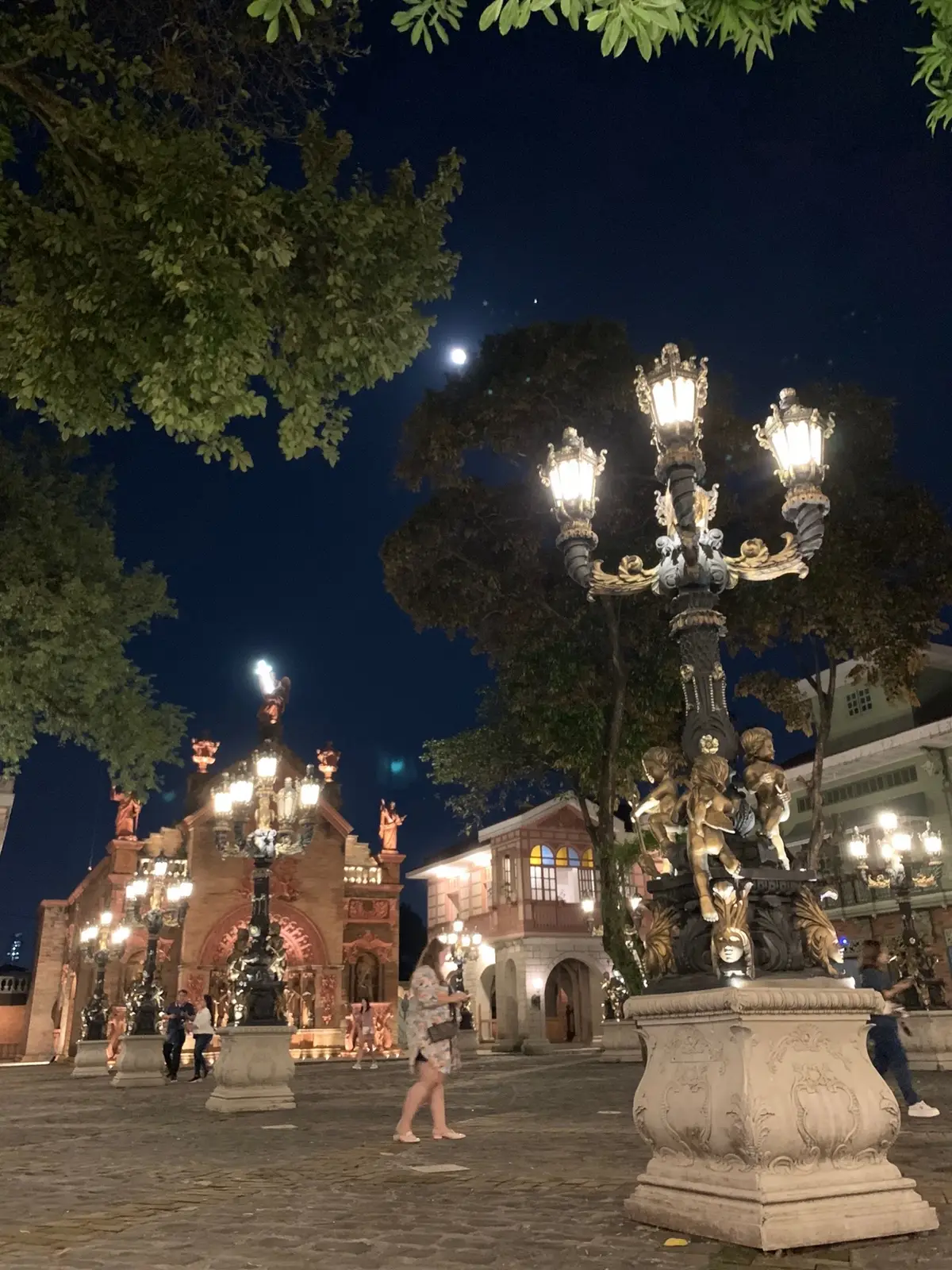 The beautiful lampposts and old Spanish Colonial houses (also called bahay na bato in Tagalog, which means stone house) in Las Casas Filipinas de Acuzar. This is located in Quezon City, not to be cofnused with the one in Bataan. 🇵🇭  #lascasasfilipinasdeacuzar #lascasas #lascasasqc #lascasasfilipinas #lamppost #lamp #colonialstyle #filipinospanish #architecture #architecturephotography #architecturephoto #oldarchitecture #cultural #culturalheritage #filipinoculture #town #touristattraction #touristdestination #arquitetura #arquitectura #pueblo #quezoncity #metromanila #manila #philippines #philippines🇵🇭 #pilipinas #filipinas #filipinas🇵🇭 #oldtown 