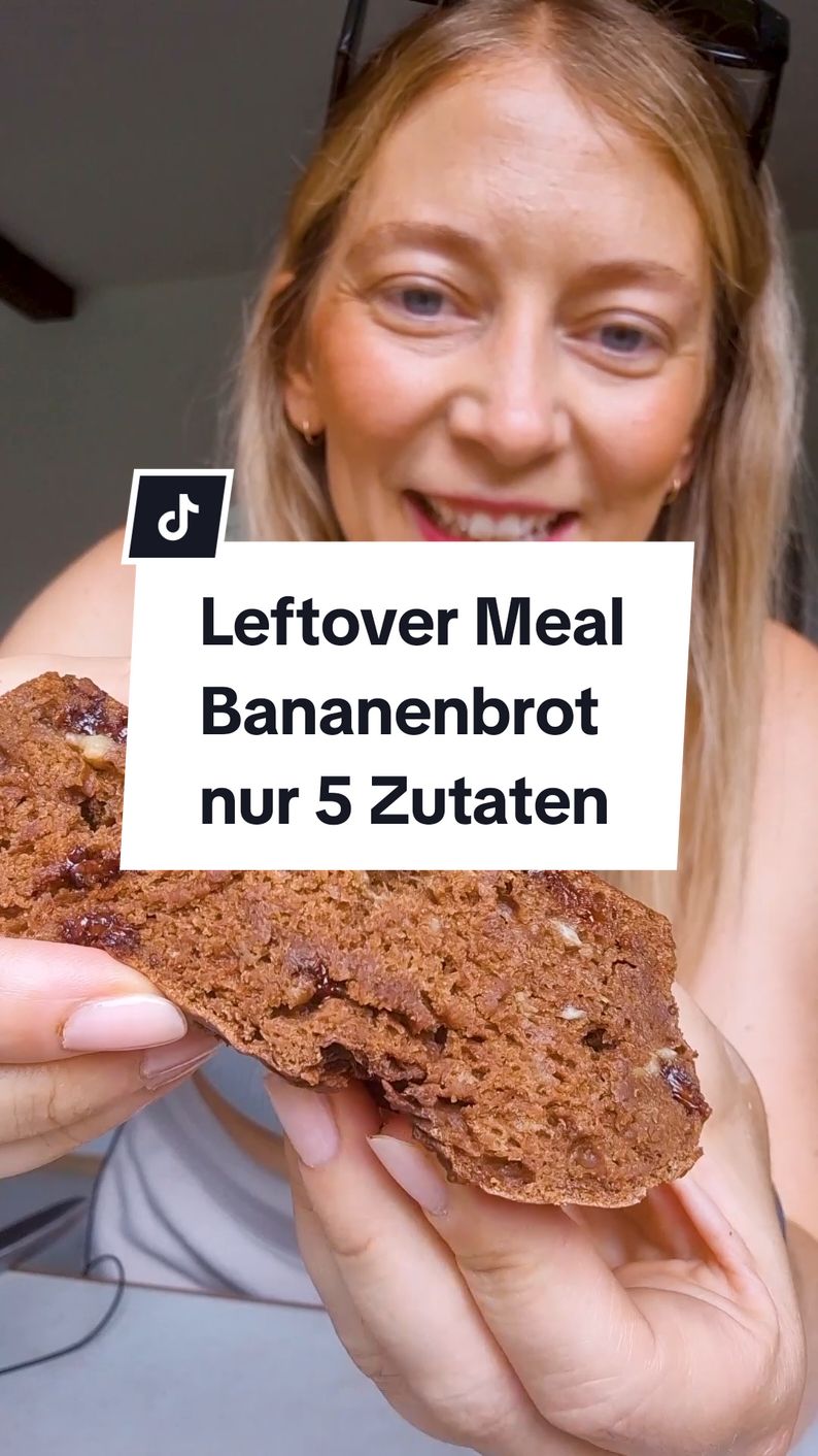 Schoko Bananenbrot 🍌🍞 🟢 Speichert es euch ab, sehr reife Bananen hat man schnell zu Hause 🤭. Gesunde Rezepte ohne Einkaufen - Part 2 ➡️ Wir brauchen 250g Banane 140g Dinkelmehl 2 Eier 30g Kakaopulver 30g veganes Proteinpulver 15g Schokodrops 6g Backpulver Etwas Wasser (Konsistenz soll sein wie im Video) Banane zerquetschen und mit den restlichen Zutaten vermengen. Dann einfach nur noch ca. 25 bis 30 min bei 180°C Ober- Unterhitze backen 🤗. Stäbchentest ✅ Achtung, wenn ihr kein veganes Proteinpulver verwendet ändert sich die Flüssigkeitsmenge bzw ihr braucht dann wahrscheinlich kein extra Wasser dazu. Orientiert euch daran wie der Teig im Video aussieht Süße hab ich nicht extra rein, wegen den Bananen und in meinem Proteinpulver ist Stevia drin, das hat gereicht. Wer mehr braucht süßt noch extra nach Wahl. Würde ich in 6-8 Stücke aufteilen. Ich gebe euch aber die Nährwerte für alles, dann könnt ihr es selber berechnen 😇. War nach 4 Tagen im Kühlschrank immernoch schön chewy und saftig, leider sieht man die Konsistenz im Video immer nicht richtig. ➡️ Nährwerte (für das Ganze) 1188 Kcal 27g Fett 169g KH 57g Protein Für 130 weitere Rezepte im Stil 