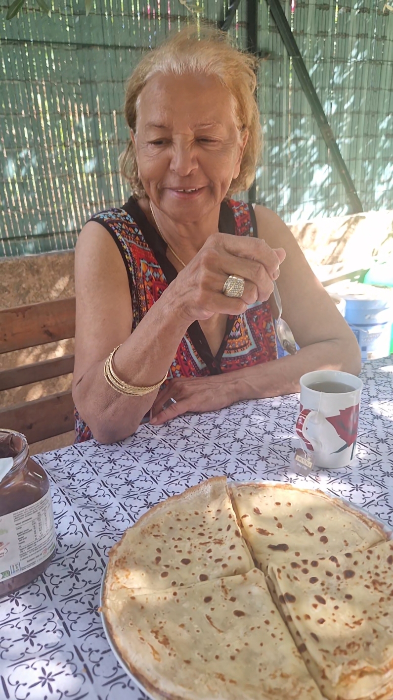 Quand ma grand-mère mange mes crêpes 🥞❤️!! #abonnezvous #pourtoii #vacances #crepe #famille #crepes #gouter #gouterrapide 