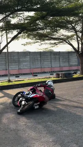 Heeeiiitttsss kelebihan slidenya gais😂🙈ada yg tau kita lagi latihan dimana?🕺🏻#roadraceindonesia #sekolahbalaproadrace #fyp 
