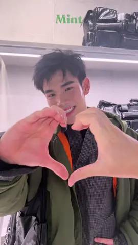 อยู่เฉยๆ ก็น่ารัก แต่พอ #โฟร์ทณัฐวรรธน์ ส่งหัวใจมา ใจละลายไหมคะ?💚 #BalenciagaxFourth   #FourthNattawat  #BalenciagaEmQuartier #Balenciaga #MintMagTH 