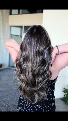 ✨ Transformación de Cabello/Corrección de Color✨ Previo a esta cita ya tenia una decoloración y antes de esa decoloración tenia color Negro❗️ ⭕️(aveces me dicen ay pero ya tengo mas de dos años que ya no me pongo negro…. Pues que cres? El negro sigue alli apesar de  años. No se deslava)  Cortamos 3-5 pulgadas  Base nivel 6 Gloss: shades eq 9M - 10NA Recuerden que una consulta previa es esencial para lograr resultados espectaculares y mantener la salud de su cabello. Siempre agradecida con mis clientas, quienes, aunque se ausenten por un tiempo, confían en mí cuando necesitan un cambio. Saben que cuidaré de su cabello y haré magia. ✨💇‍♀️ ¡Gracias por su confianza y lealtad! 💖 #haircolor #haircolortransformation #shadeseq #balayage #hairbalayage #blondehair #highlightshair #latina #houstonhairstylist #houstonhair 