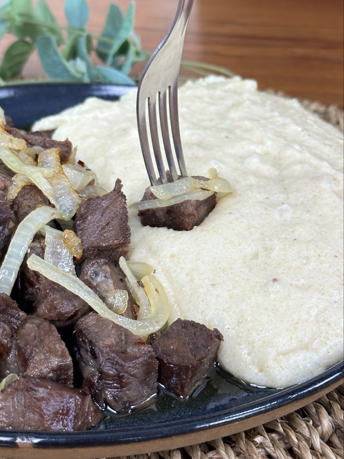 Carne de Sol Caseira com Pirão de Leite é o sabor que só uma receita feita em casa pode ter! INGREDIENTES: - 1,2 kg de coxão mole - 1 xíc de sal grosso - Azeite - 2 cebolas - Pimenta calabresa {Pirão} - Manteiga - Cebola - Sal - 700ml de leite - Farinha de mandioca - Pimenta-do-reino - Noz-moscada MODO DE FAZER: Passe sal grosso na carne e leve à geladeira por 5 dias para desidratar. Refogue a carne com cebola e pimenta calabresa. {Pirão} Refogue a cebola na manteiga e sal. Acrescente leite e coloque a farinha de mandioca aos poucos. Mexa até engrossar e acrescente a pimenta-do-reino e a noz-moscada. Sirva com a carne! OBS: Corte a carne em pequenos pedaços e lave com água para retirar o excesso de sal, em seguida, deixe a carne de molho na geladeira, trocando de água. Após a dessalga, escorra a água, deixando a carne pronta para o preparo. #foodmakers #culinaria #gastronomia #receitas #foodtiktok #carnedesol #pirão #pirãodeleite