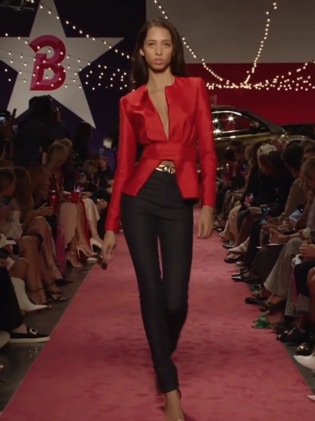 Yasmin Wijnaldum for #BrandonMaxwell SS'19 #catwalk #supermodels #SuperModel #modeling #models #model #horsewalk #fashion 