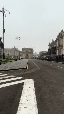 Centro histórico de Lima - Plaza Mayor #limasinfiltro❤️ #iphone15promax #lima #peru #peruanosenelmundo #peruanosenelextranjero #peruanostiktok #limaperu #peruanosenchile🇵🇪🇨🇱 #perú #peruanosenusa🇺🇸🇵🇪 #peruanosenitalia #peruanosenespaña🇵🇪🇪🇦 #limaperu🇵🇪 #centrodelima 