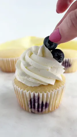 It's almost time to transition to fall baking (I know, where did summer go?). Let's hold on to summer as long as we can and baking up these lemon blueberry cupcakes. A great way to continue to celebrate the summer! Recipe on  cakemehometonight.com! #lemon #blueberry #cupcakes #cupcake 