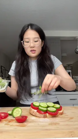 Quick little snack 🍅🥖🥖 Does anyone know what fruit/vegetable this is??  #tomato #tomatotoast #cookwithme #EasyRecipes #koreanamerican 