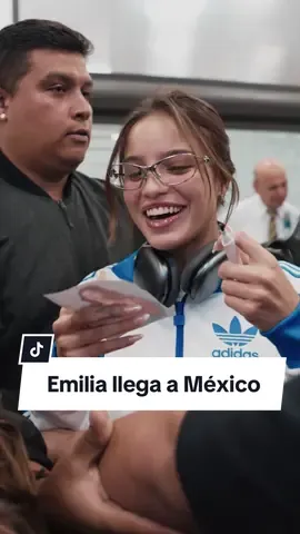 @EMILIA ya llegó a México y sus fans le dieron la mejor bienvenida en el aeropuerto 💚 listxs para verla en vivo?  #Emilia #Spotify #EQUAL #SpotifyEQUAL #SpotifyMexico