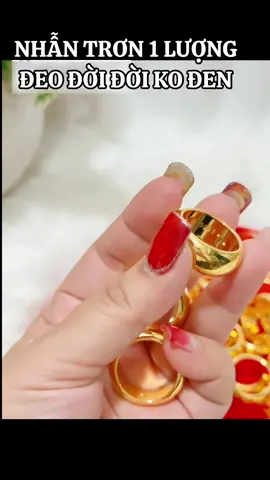 NHẪN TRƠN 1 LƯỢNG ĐEO ĐỜI ĐỜI KO ĐEN. Anh chị vào giỏ hàng là mua được nha.