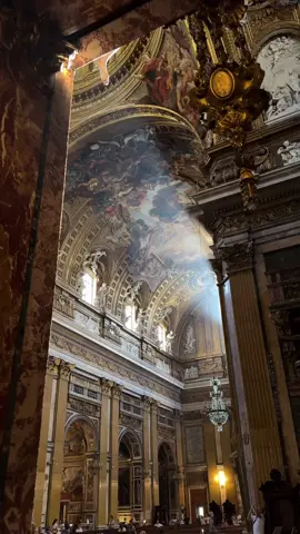 🗺 Italy 🇮🇹 ✨ The interior of the Church of Il Gesù in Rome was created in the 17th century. The main theme - the triumph of the Catholic Church during the Counter-Reformation era—is expressed in the richness of the decor and color scheme: frescoes, statues, gilded relief ornaments, and colorful marbles. #Italy #tourism 