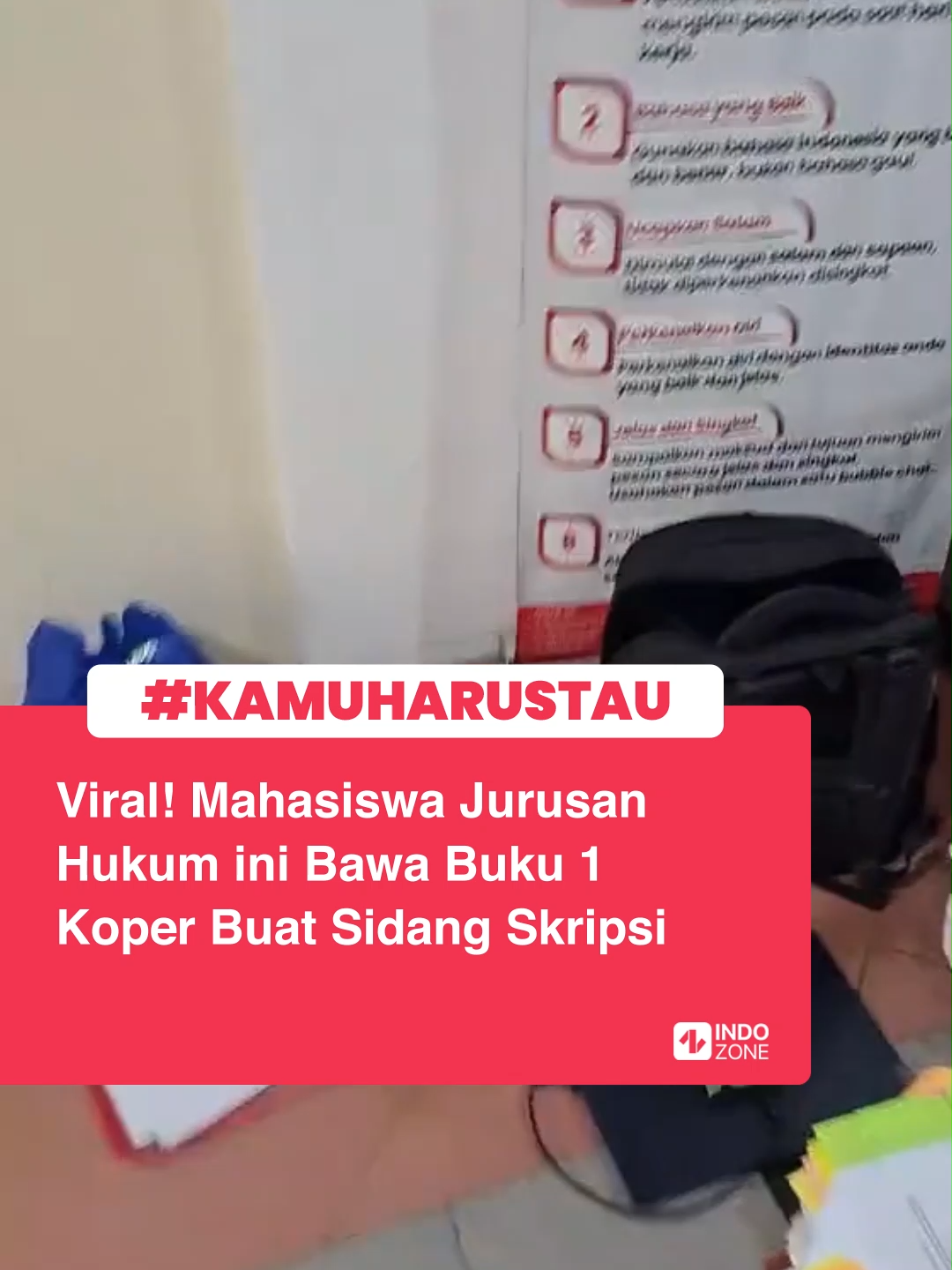 Sidang skripsi adalah tahap akhir di perguruan tinggi di mana mahasiswa mempresentasikan hasil penelitian mereka di depan dosen penguji. Proses ini melibatkan pembelaan atas metode dan kesimpulan penelitian, serta persiapan dengan berbagai bahan pendukung. Sebuah video viral menunjukkan mahasiswa hukum yang membawa koper berisi buku tebal saat sidang skripsi. Dalam video tersebut, mahasiswa ini terlihat duduk di luar ruang sidang dengan koper penuh buku. Dalam video, mahasiswa yang tidak disebutkan namanya membahas topik kepailitan, yaitu ketidakmampuan finansial individu atau perusahaan. Kepailitan adalah topik kompleks yang memerlukan pemahaman mendalam tentang hukum dan pengelolaan utang. Dengan membawa koper penuh buku, mahasiswa ini ingin memastikan siap menjawab segala pertanyaan penguji. Meskipun membawa koper buku mungkin tampak berlebihan, hal ini menunjukkan pentingnya persiapan matang dalam dunia akademik. Mahasiswa ini menunjukkan komitmennya untuk mempersiapkan sidangnya dengan baik. Sontak video tersebut pun mendapat komentar dari warganet. "Kerenn bgt ambil kepailitan, itu topik susah parah" tulis akun Cencount. "Dilihat dari mukanya, seperti nya dia Bahagia" tulis akun Hanif Luqman. "Malah buka bazar buku" tulis akun Yabsyourbae. Video : TikTok/nyok_9020398352580 [Baca berita dan informasi menarik lainnya hanya di www.indozone.id]