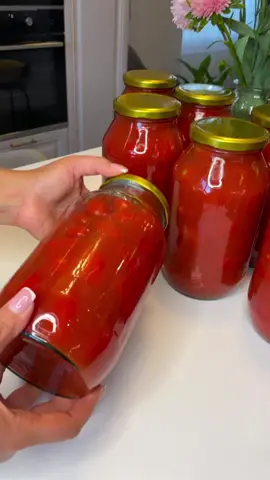 Всем привет, мои дорогие❤️❤️❤️ Как вы уже, наверное, поняли- я ушла с головой в заготовки. Очень просили рецепт помидорок в собственном соку, вчера весь день крутила банки и снимала вам рецепты😉 Помидоры в собственном соку. Отбираем спелые помидоры черри, можно использовать любых сортов (лучше всего идут помидоры дозревшие дома, у них реже лопается шкурка). Моем все помидоры и укладываем в чистые банки (я не стерилизую). Помидоры в банках заливаем кипятком, прикрываем крышками и оставляем прогреться на 15 мин., затем сливаем кипяток. Делаем томатный сок из крупных мясистых помидор. Можно пробить блендером, пропустить через соковыжималку, прокрутить на мясорубке и перетереть через сито, или любым удобным способом. У меня шнековая соковыжималка, поэтому сок получается однородный без косточек и шкурки. На 1 литр томатного сока: -1,5 ст.л сахара -1 ст.л соли -1 ст. л. уксуса 9 % Доводим сок до кипения, после закипания  варим  25 минут и разливаем по банкам. На 1,5 литровую банку у меня ушло 0.75 л. сока, на литровую банку нужно 0,5 л. Заливаем кипящим томатным соком, плотно закатываем банки крышками, переворачиваем и укутываем в одеяло на сутки.  Приятного аппетита!❤️ #посидорывсобственомсоку #заготовки #помидоры #еда #закуски #назиму