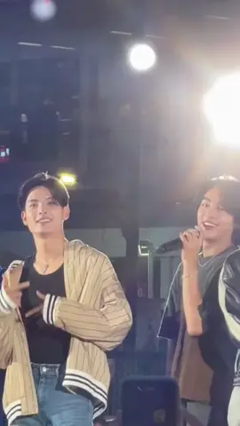 ชอบสายตาขุนเวลามองฮาร์ทมาก มันดูมีอะไร…มันดูมีความสุขทุกครั้งที่ได้มองอยู่ตลอดเลย #KHUNPOL #HEARTchuthiwat #busbecauseofyouishine 