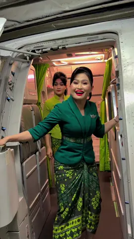Melihat mantan pergi menikah. Pergi ke kasur memeluk guling Bapak dan Ibu selamat berpisah Terima kasih telah terbang bersama citilink 💚💚  Doorclosed versi pramugari citilink 💚✈️ #citilink #citilinkindonesia #citilinkers #pramugaricitilink #doorclosed #tutuppintupesawat #cabincrew #flightattendant 