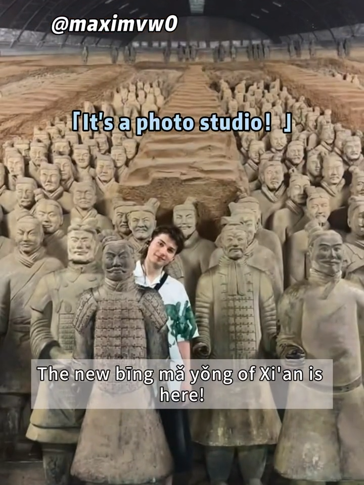 Taking a photo with the Terracotta Army in the ancient Chinese capital Xi'an！ #streetinterview #china #chinatravel #chinese #learnchinese #language #travel #london #uk