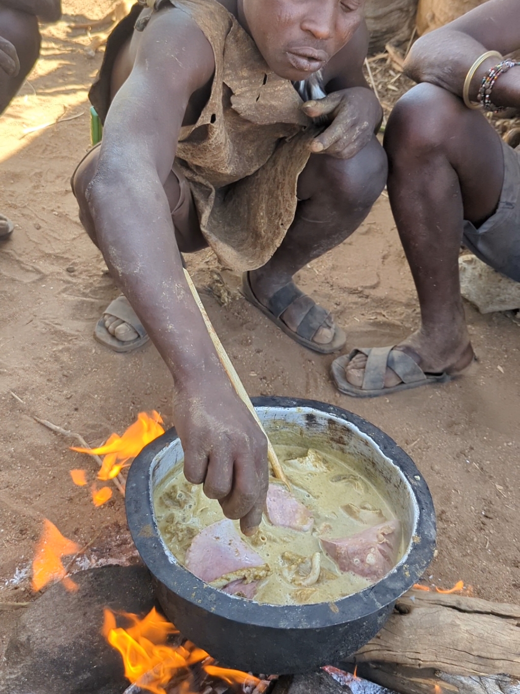 It's Lovely 🤩 Family Hadzabe tribe Oldman Enjoy lunchtime 😋 Amazing tradition lifestyle.