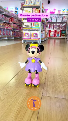 As crianças vão amar se divertir com a boneca Disney Junior Minnie Patinadora. A ratinha mais famosa do mundo adora patinar e passear com o Mickey e vem toda equipada com seus patins e capacete cor de rosa para deslizar por aí. O vestido lilás e o laço na cabeça, que é sua marca registrada, dão um toque de charme no seu look. Agora a parte mais legal: ela fala! É só apertar a estrelinha amarela e ouvir as frases, brincar muito e se divertir. Fale com um dos nossos consultores pelo nosso link na bio💜 📍Rua Bento Leão, 198, Centro, Floriano (PI), próximo ao impacto kids. #oliempiadas2024 #toysfloriano #brinquedosfloriano #minniemouse #elka 