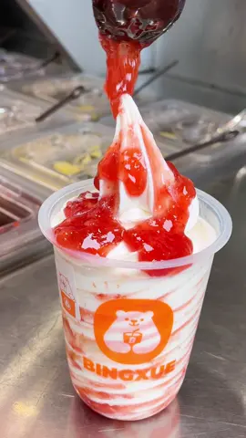 Bersiap-siap untuk memanjakan lidah dengan Strawberry Sundae! 😋🍓  #bingxuetime #jktfoodbang #doyanmakan #tempatviral #sundae #strawberrysundae 