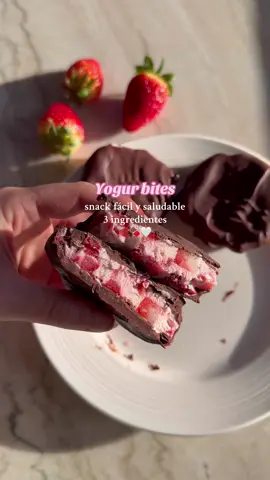 YOGUR BITES🍓🍫🤍tu nuevo snack favorito✨ En días de calor, estos snacks son súper refrescantes y lo mejor de todo es que los tienes listos en un par de horas❄️ Tip✨: Guárdalos en el congelador y antes de servir, déjalos fuera por un par de minutos🫶🏻 Ingredientes✨: 1 taza de fresas picadas + 1/2 taza de yogur griego + chocolate negro 70% derretido 🍫Yo derretí chocolate amargo y le agregué un poco de miel🍯quedó perfecto! #snacksaludable #recetasaludable #yogur #fresas #chocolate 