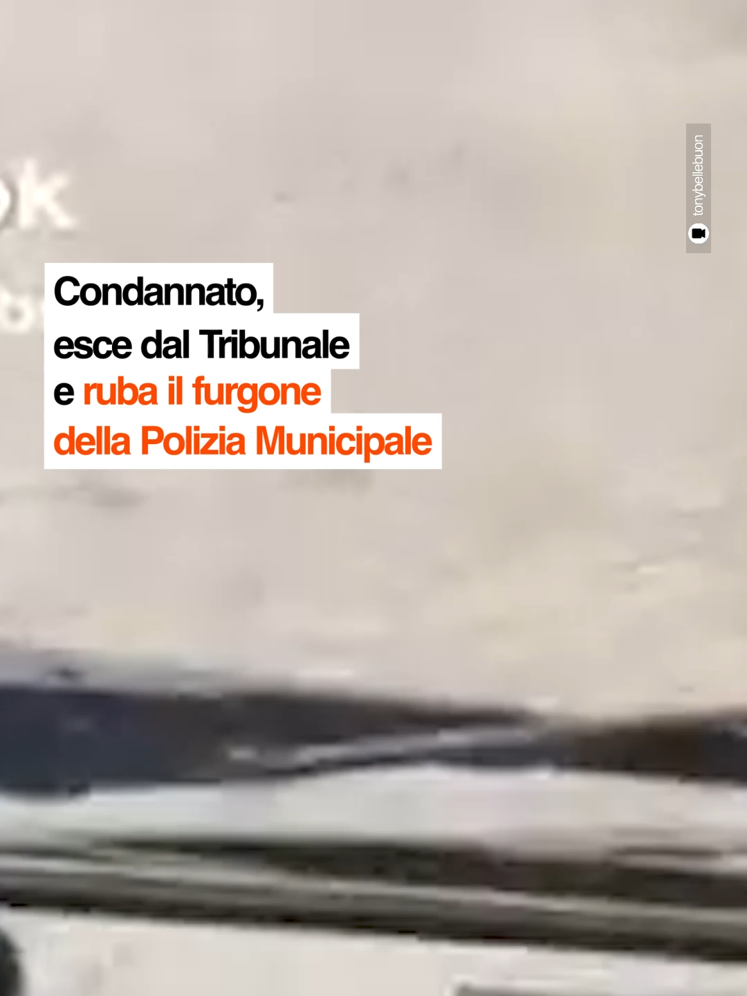 Uno scooter insegue un furgone della Polizia Locale lungo via Gianturco, a Napoli, il passeggero scende, spalanca la portiera e fa uscire il guidatore. Non ha la divisa, anzi, ha un paio di pantaloncini corti. E, questo è chiaro dalle immagini di pochi istanti dopo, non è un poliziotto: viene allontanato dal veicolo e ammanettato. Scena ripresa da un automobilista con un telefonino e pubblicata su TikTok, che mostra la parte finale di un furto e del successivo inseguimento. Quell'uomo, un pregiudicato di San Giovanni a Teduccio, aveva rubato il Doblò della Polizia Locale, si era infilato nell'abitacolo ed era scappato. #napoli