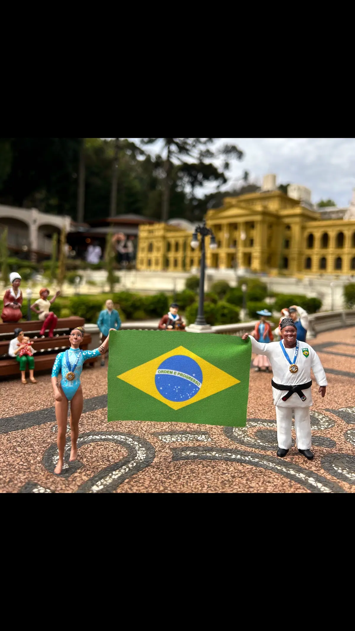 Hoje nossa homenagem é para a ginasta Rebeca Andrade e para Bia Souza, do judô. As duas brasileiras fizeram história ao conquistar as primeiras medalhas de ouro para o Brasil, durante as Olimpíadas de Paris. 🥇 Parabéns, meninas! Muito obrigado por nos representarem com tanto amor e dedicação, vocês são incríveis! ❤️🇧🇷 @rebecarandrade @_beatrizsouzaar @timebrasil #olimpiadas #paris2024