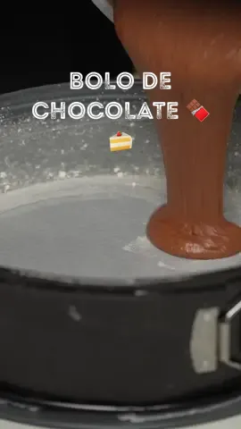 BOLO DE CHOCOLATE 🍫🍰 - E este bolinho de chocolate para aqueles mais gulosos? 😋 Conheces alguém que não se ficava apenas por uma fatia? 😂 Para fazer esta maravilhosa receita vais precisar de, * ﻿﻿6 ovos * ﻿﻿100g de Açúcar * ﻿﻿150g de Manteiga * ﻿﻿200g de Chocolate * ﻿﻿50g de Farinha com Fermento Branca de Neve E o melhor de tudo é que podes encontrar todos os ingredientes no @mercadao_pt de uma forma simples e prática.😌 E agora? Agora é a tua vez!!! 😏🫵 - - - - -  #ochefemtuacasa #qchef #mercadaonacozinha #mercadao_pt #receitas #bolo #bolodechocolate 