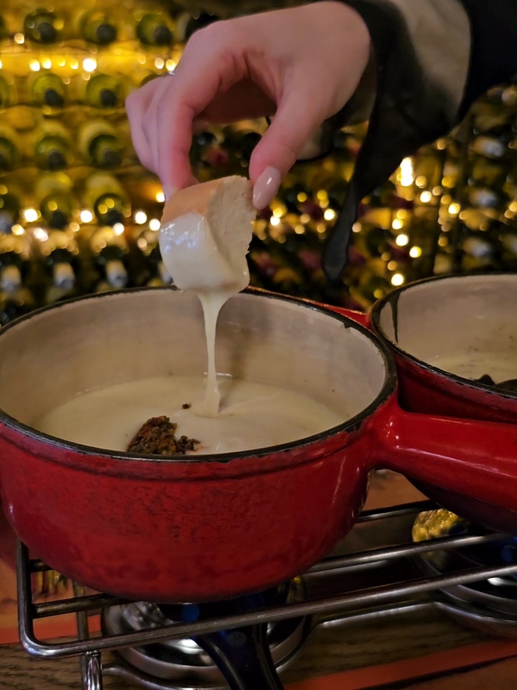De beste kaasfondue van Amsterdam? Wij zijn FAN van Het Karbeel in de Warmoesstraat 🧀 Je kunt fondues delen en zo diverse smaken proberen. Tip: bestel er spareribs of steak bij: dit perfect gegaarde stukje vlees in combinatie met het vloeibare goud is hemels! #Kaasfondue #restaurantsamsterdam #amsterdamtips #kaasliefhebber #eendagjekaas #visitamsterdam #kaas #restauranttips #karbeel #cheesefondue #cheese 