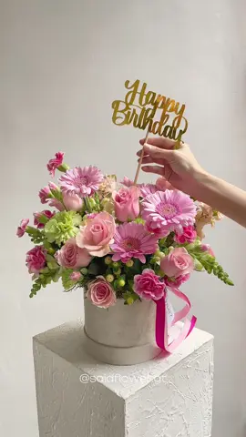 Desear un Feliz Cumpleaños de manera especial ¡CON FLORES!💖✨💐 Agregar Toppers a tus arreglos florales dependiendo la ocasión, es un gran detalle. ✨ Siempre que puedas y más si es una ocasión especial ¡Envía Flores! 💐 #arreglosfloralesmodernos #floresnaturales #regalodecumpleaños #guatemala #milesdeflores 