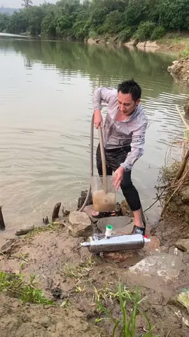 The incoming water is turbid sewage, and the outgoing water is clean and clear. This is the real filtering effect of the water purifier.