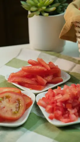 ¡Domina el arte de cortar tomates con estilo! 🍅🔪 Descubre cómo hacerlo en rodajas, tiras y cubitos con nuestra guía rápida. ¿Listo para transformar tus platillos? ✨ Comienza colocando el tomate de lado y realiza cortes para rodajas.  Para tiras corta el tomate por la mitad, retira semillas y el centro. Realiza líneas verticales para obtener tiras. Para cubitos repetimos el proceso anterior. Giramos las tiras y hacemos los cortes.  #CocinaFácil #TrucosDeChef #TomatePerfecto #elorigendetodolobueno #hacksdecocina
