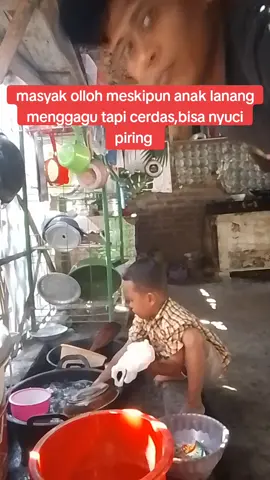 masyak olloh anak Lanang rajin dah bisa membantu mama dan papa,teruskan mandirimu ya nak 🥰🥰🥰🥰#membantumama  #anaklanang #fyp 