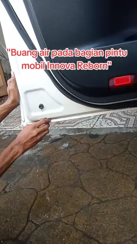 Buang air pada bagian pintu mobil Innova reborn. Pada musim hujan jika mobil parkir di luar ruangan pasti kejadiannya seperti ini air masuk melalui weather strip(Lis kaca luar) karena ada celah di sudut kanan kiri ny. Untuk membuang airnya pada bagian pintu bawah terdapat tiga karet penutup. Cara bukanya gampang aja kok pakai tangan kosong juga bisa. untuk aman ny parkirkan mobil ditempat yang teduh. #fyp  #stunts #simba #FriendshipDay #HastaLaFinal