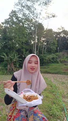 Emam di tengah sawah bari di huapan ku aa 🥰☺ #nengpunky #masukberanda #sunda #mojang #gadisdesacantik #pedesaan #gadisdesa #jampangtandang #kampung #explorepedesaan #mojangsunda #fyp #gadissunda #fypシ゚viral #