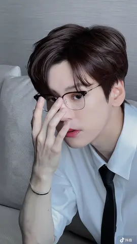 Sao mà bộ ảnh nào của chồng iu tui cũng thấy đẹp hết dẫyyyy 🤭 #weizheming #mileswei #nguytrietminh #nguytrietminh魏哲鸣 #weizheming魏哲鸣 #魏哲鸣miles #weiday #cbiz #chineseactor #chinesedrama #saohoangu   