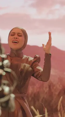 Jadi berasa ada rentang tahun yang panjang ya, dari dulu pake green screen, sekarang udah XR canggih banget, semoga kalian suka dengan music video Bukan Karena Tak Cinta.  Yuk tonton lagi music videonya di YouTube @3dent_i . #LestiJudikaBKTC #MusikDiTiktok