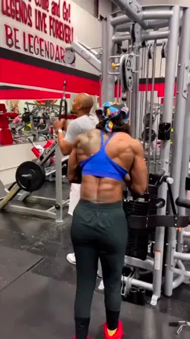 Abs on her back !! 😱😱