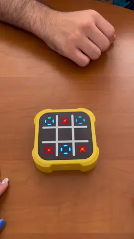 Ahora ya no tenemos ninguna discusión, todo lo solucionamos así...😅😅 . . #tictactoe #rompecabezas #tictactoechallenge #juego #brainteaser #juegos #boardgames #juegodemesa #games #familygame #game  . . . Juego en pareja, divertido para familia, tictactoe portable, tictactoe infinito.