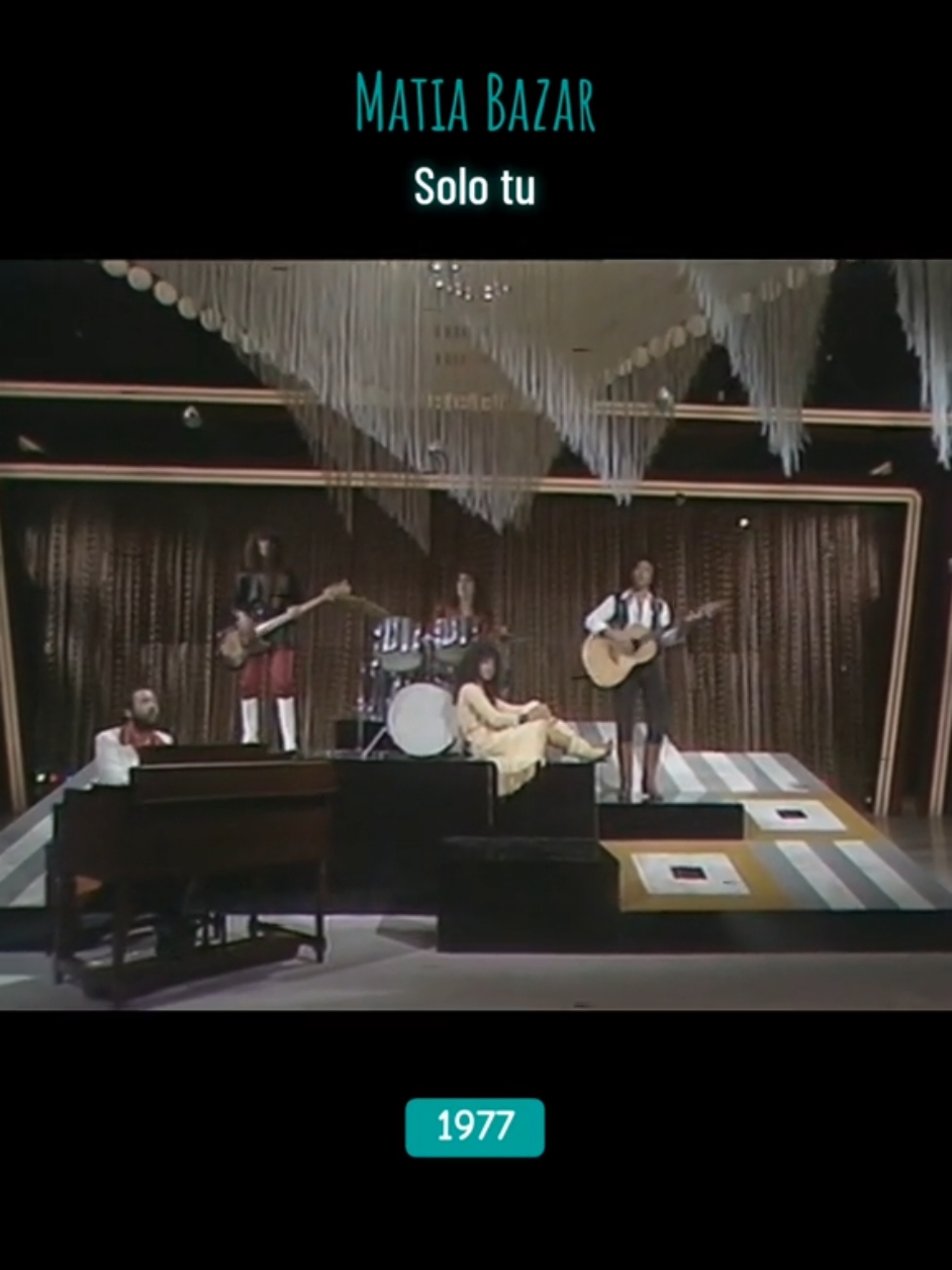 Matia Bazar - Solo tu Il brano fu, inizialmente, pubblicato come lato A del 45 giri Solo tu/Per un minuto e poi, che il 1º novembre del 1977, raggiunse la vetta della classifica Hit Parade Italia. Qualche mese dopo il brano venne notato anche in Francia, e dopo l'invito a un'esibizione televisiva, il disco raggiunse il primo posto della classifica. In seguito i Matia lanciarono con successo il pezzo anche in Spagna, Germania e Giappone. Con questo brano, i Matia Bazar vinsero il concorso Vota la voce, nell'anno stesso, come ‘Miglior gruppo’. #matiabazar #solotu #anni70 #soloperintenditori #vintagememories #canzoniitaliane #canzonianni70 #alwaysbevintage 