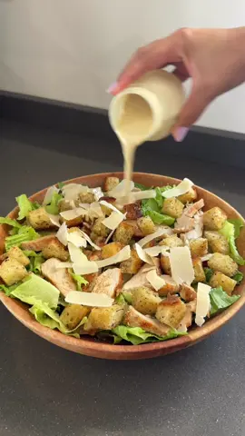 Caesar Salad🌱 Ingredienti ⬇️ 🌱 tagliare il petto di pollo e aggiungere sale e pepe e olio di oliva . Cuocere in una bistecchiera  🌱 tagliare il pane casereccio a cubetti e tostarlo con olio d’oliva origano sale pepe ————————— 🌱 in un piatto da portata mettere l’insalata e aggiungi una generosa spolverata di parmigiano grattugiato e il pollo tagliato, e i cubetti di pane tostato e scaglie di parmigiano e per fine la salsa . 🌸 ————————— Salsa - succo di mezzo limone  - 2 cucchiai di yogurt greco  - 1 cucchiaino di senape  - sale e pepe  - 2 cucchiai di olio extravergine d’oliva  🌱 mescolare bene e aggiungere all’ insalata . ⚡️ I coltelli usati in questo Reel sono di @paudinpro ⚡️ . . سلطة سيزر🌱 المكونات⬇️ 🌱 نقطع صدر الدجاج ونضيف إليه الملح والفلفل الأسود وزيت الزيتون. ونطهوها في مقلاة الشواية  🌱 نقطع الخبز المنزلي إلى مكعبات ونحمصه بزيت الزيتون والأوريجانو زعتر والملح والفلفل الأسود  ————————— 🌱 ضعي السلطة في طبق التقديم وأضيفي إليها كمية  من جبن البارميزان المبشور والدجاج المفروم ومكعبات الخبز المحمص و قطع جبن البارميزان وأخيراً الصلصة. 🌸 ————————— صلصة - عصير نصف ليمونة  - 2 ملعقة كبيرة زبادي يوناني  - 1 ملعقة صغيرة خردل  - الملح والفلفل  - 2 ملعقة كبيرة زيت زيتون  🌱 يخلط جيداً ويضاف إلى السلطة. .  @Paudin knives  #fyp #Recipe #recetas #italy #EasyRecipes #italiancuisine #foryou 