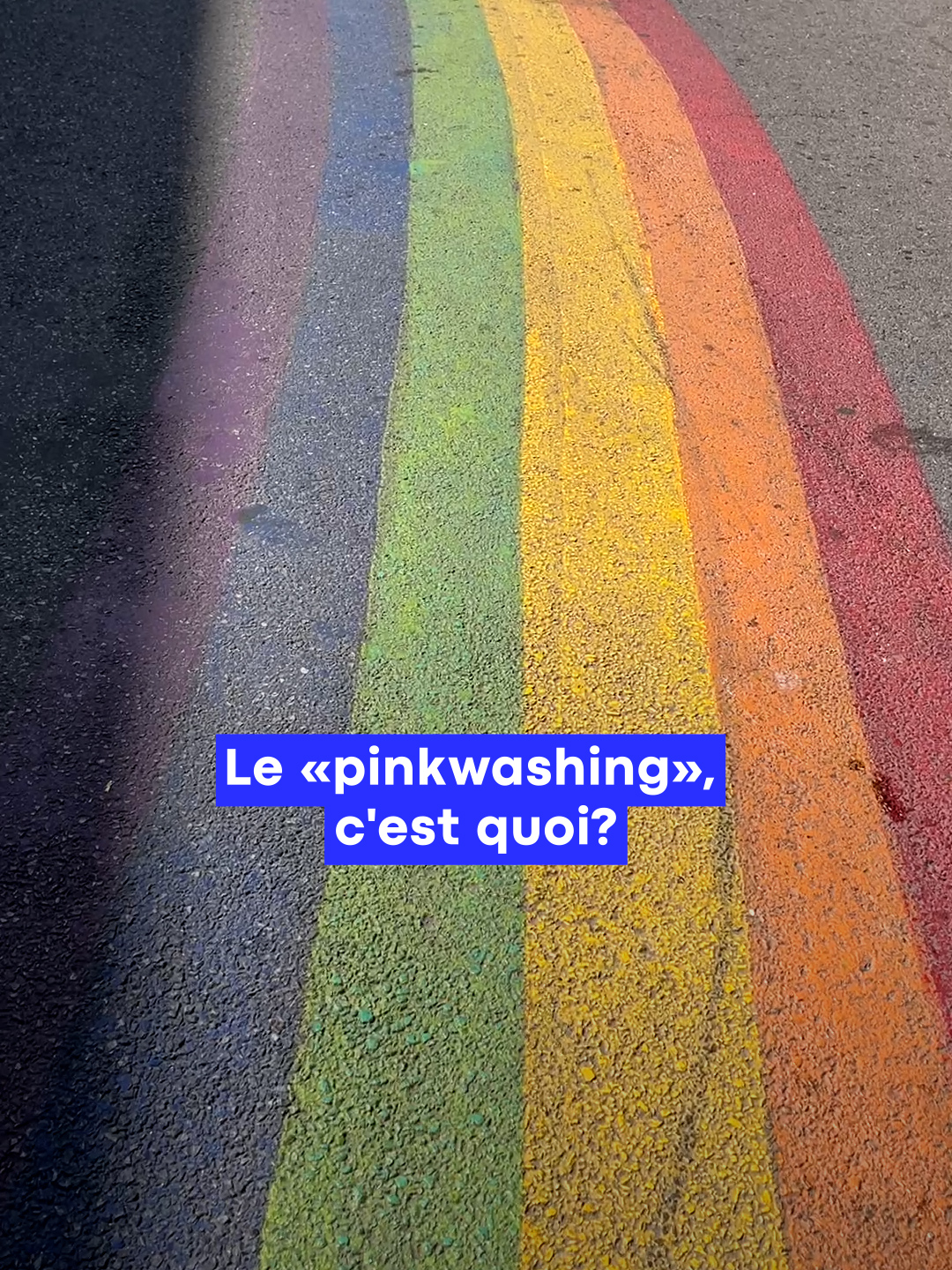 À l’occasion de Fierté Montréal, la ville est remplie d’arcs-en ciel. Certaines entreprises qui mettent de l’avant le drapeau LGBTQ+ lors des célébrations de la Fierté sont parfois accusées de pinkwashing. Mais au fait, c’est quoi du pinkwashing? Julien fait le tour de cette question épineuse.